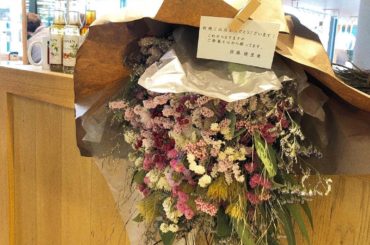 お祝いのお花は
@hanaya_tutahituji 
こちらでオーダー。
・
スワッグ作りでレッスンに参加しているのだけど、お花のセンスが抜群でvioletの...