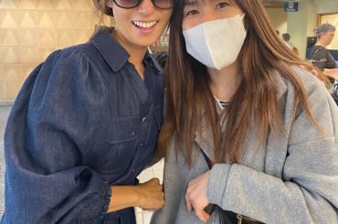 海外のお仕事で１時間差ですれちがいで会えなかったはずだったのに降り口から出たら、さおりちゃんが待っていてくれてびっくりサプライズが日本でも嬉しいけど海外でこんな...