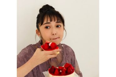 #FR2 さんとのコラボトレーナー、
受注生産の方に届きはじめているようで、、！
ありがとうございます⌄̈⃝ 撮影の時、ケーキを目一杯頬張れて幸せを感じました
...