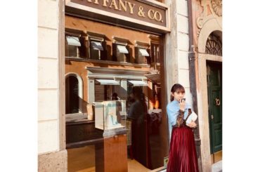 ティファニーで朝食を

#cafe の隣がたまたま
#Tiffany
#食べ歩き はしていないので安心してね
#スカート だけ私物の
#un3d です
#てくて...