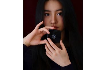 I used the 
Les 4 ombres 
Ombre à paupières effets multiples 
Multi - effect qua...