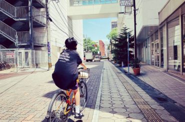 息子にもThink The DAYのTシャツとマスクを着てもらって、サンプルの様子を確認
息子の身長は160センチ
オーバーサイズで着たいとのことでX...