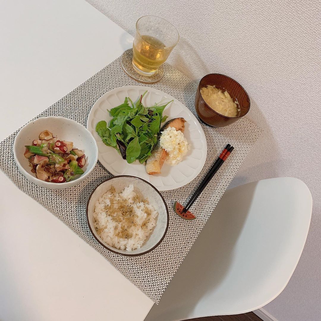 斉藤優里 ご飯 鮭のムニエル タコとオクラの和風サラダ 山椒しらすご飯 鮭のムニエルにかけてるのは タルタルソースです はじめてタルタルソースから Moe Zine