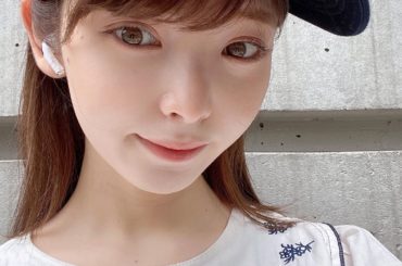 前髪を伸ばしています

パッツンと流しどっちが好きですか？？...