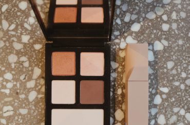最近のお気に入りコスメを紹介します。

アイシャドウは
BOBBI BROWN の
エッセンシャルマルチカラーアイシャドウパレット#4 イントゥザサンセット
と...