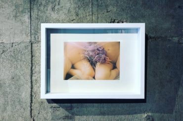 「七光 」-七菜乃×光宗薫 二人展-へおじゃましました。
.
二人の繊細な写真と絵が混ざり合って幻想的。
.
しっとりとした梅雨の空気にぴったりな展示でした
....