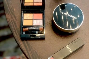 心ときめく新作コスメ
今まで通り肌にはイキイキとしたツヤ感を。
パーツメイクにはツヤ以外にマットとキラキラ輝くグリッターも重ねて、異なる質感の層で深みを...