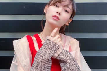 昨日は収録だったんだけど、スタイリストの @mmmiyamotomanami さんのセンスが良すぎて…！！
スポーティな赤い服がドレスコードて...