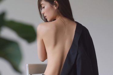 自分の背中って、目が行き届きにくいところだから、ちゃんと手をかけてあげようって。
こういう撮影があるとまた刺激されます。笑

背中のトレーニングも割と...