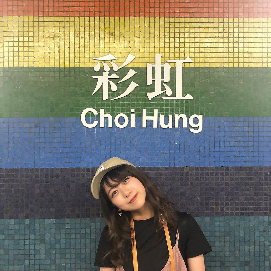 篠崎彩奈 また昔の写真 これは数年前うめたんと香港に旅行に行った時の写真 駅が可愛かったの 首の角度がすごくて載せてなかったです 笑 また日常に戻った Moe Zine 篠崎彩奈 また昔の写真 これは数年前うめたんと香港に旅行に行った時の写真 駅が可愛かったの 首の角度がすごくて載せてなかったです 笑 また日常に戻った Moe Zine