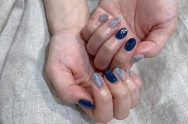 新しいネイルは大好きなブルー系でまとめてもらいました。
薬指の水滴がポイント！
梅雨のうちは雨、梅雨が明けたら水しぶきとも捉えられる万能ネイルです
あかねさん、...