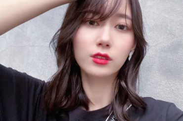 最近長め前髪にハマってる！
もっとふんわり巻きたいからカーラー買おうかな。
.
.
リップは @lauramercier です！
Tシャツは @murua_...