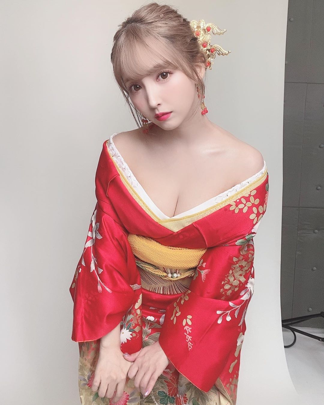 三上悠亜 この花魁風みたいな格好が仕事で1番多いな 今日は赤でちた Moe Zine 三上悠亜 この花魁風みたいな格好が仕事で1番多いな 今日は赤でちた Moe Zine
