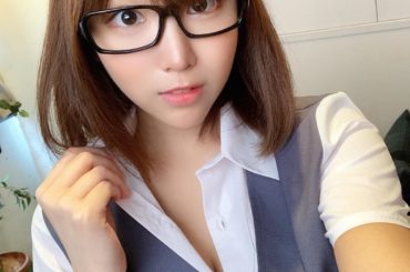 ✿‪
　　
EXMAXの連載企画『こすぷれっち』vol.3
本日発売です！！
OLぽぽいかがでしたか？
　　　　
ちらっ…見えるような見えないような…
アンケー...