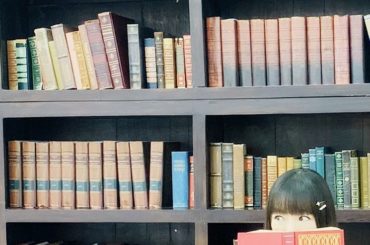 .

夏休み記念その12♪

1枚目は、ツアーグッズのオフショットです♪本がたくさん♪
文学少女倶楽部っぽい写真です♪

2枚目は、今年初のセミの抜け殻♪
中身...