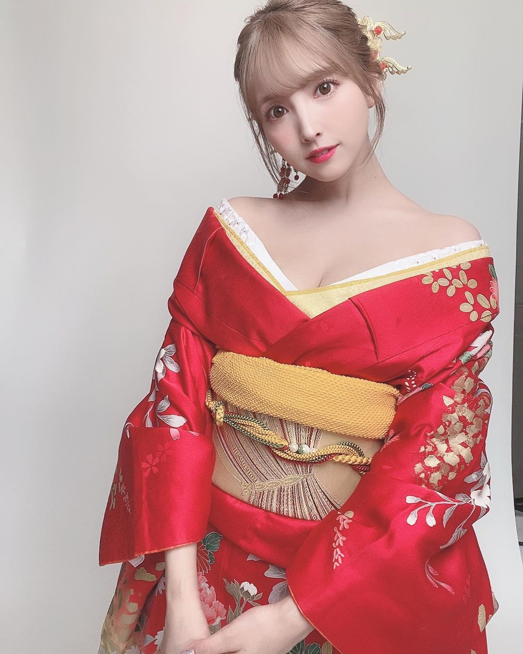 三上悠亜 この花魁風みたいな格好が仕事で1番多いな 今日は赤でちた Moe Zine 三上悠亜 この花魁風みたいな格好が仕事で1番多いな 今日は赤でちた Moe Zine