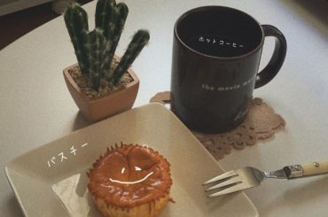 .
.
いつしかのお昼ご飯
.
お昼ご飯というよりは、これだと完全にデザートですね。
バスクチーズケーキ、これは #セブンイレブン のです...