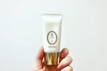 手は年齢が出やすいパーツ。なのに、顔みたいにメイクで隠すことができないから、ハンドケアの大切さを実感してる。保湿以外に、守るケアも。

外出するときはUVカット...