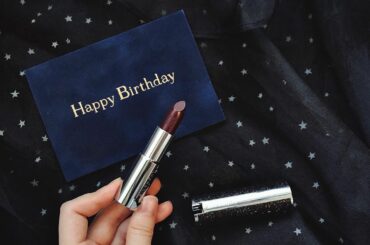 夜空

@___mion.m が誕生日にくれた口紅。
好みだけど自分ではなかなか買わない素敵なコスメを毎年プレゼントしてくれてすごく嬉しいんだ
...