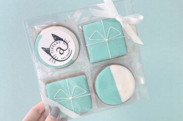 先日頂いたクッキー
自分の部屋の壁紙とおんなじ色で
すっごく可愛かった…♡
.
 #tiffanycafe #cookies #sweets 
#アイシ...