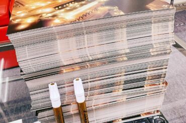 ゲーマーズさんとアニメイトさんのサイン抽選企画の全1000枚、書き終わったど〜！
これはアニメイトさんの分の500枚。
今日1日で書いたよ。えらい
届くの待って...