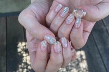 にゅうねいる〜
“ほぼ無色透明で、デコボコやキラキラでニュアンスをつけて欲しい”というリクエストでこんなに可愛く仕上げてもらいました。
夏、ラストスパートを爪で...