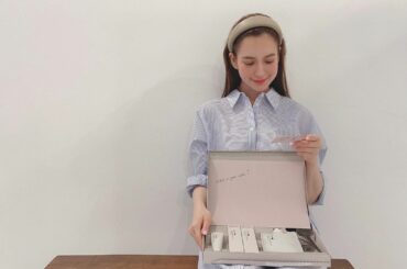 ＠coloris_official

前から自分で髪の毛を染めるのが好きで
撮影が忙しすぎて美容院に行けない時に
アッシュ系を被せたり
セルフヘアカラ...