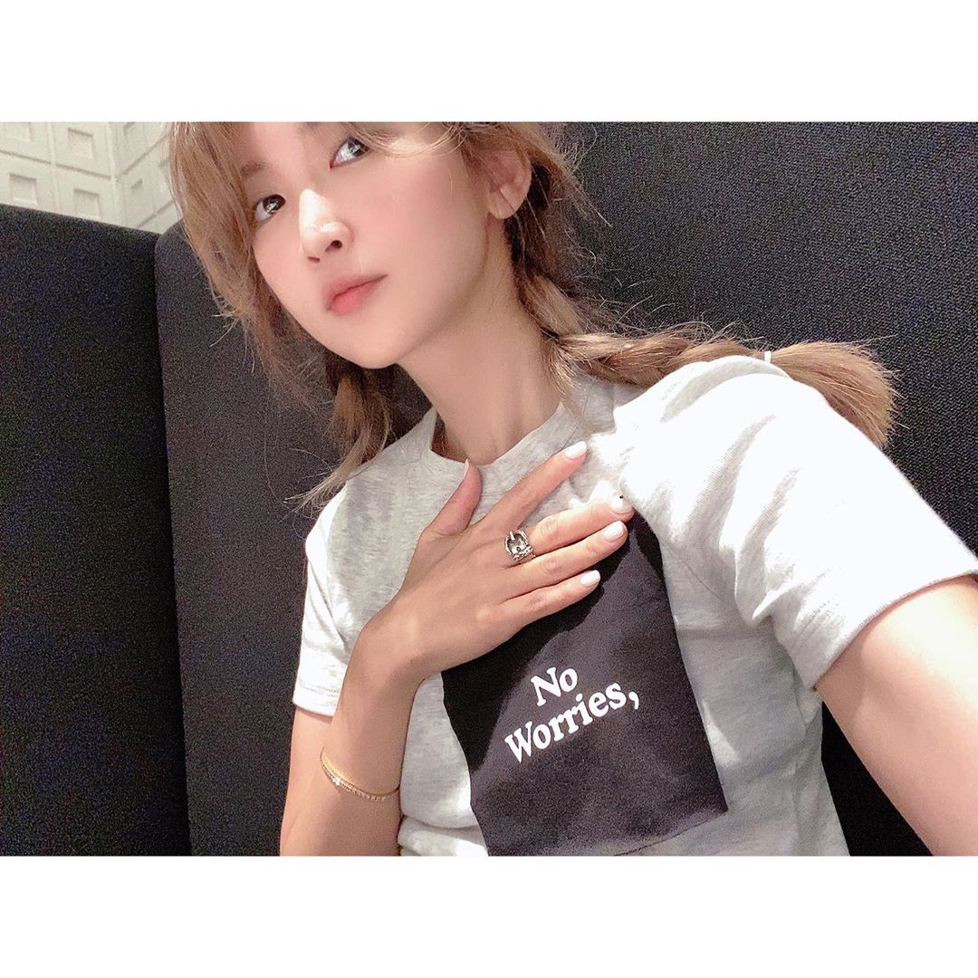 紗栄子 ここ最近商品開発に頭フル回転 サンプルもすっごく可愛いの上がってきてる これは懐かしの Thinktheday のtシャツのロゴ この時もスピ Moe Zine