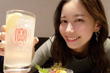 ひとりで激安居酒屋に行く女。