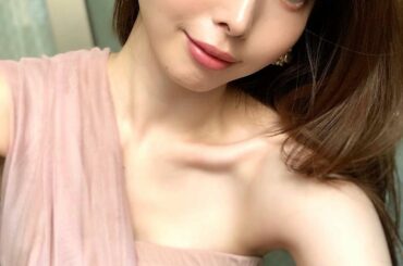 エレガンスの秋新色

アイシャドウは『アルモニーアイズ 07』。
左の淡いピンクをアイホールに塗ってから、右のブラウンを目のキワに。
そのブラウンをぼかすように...