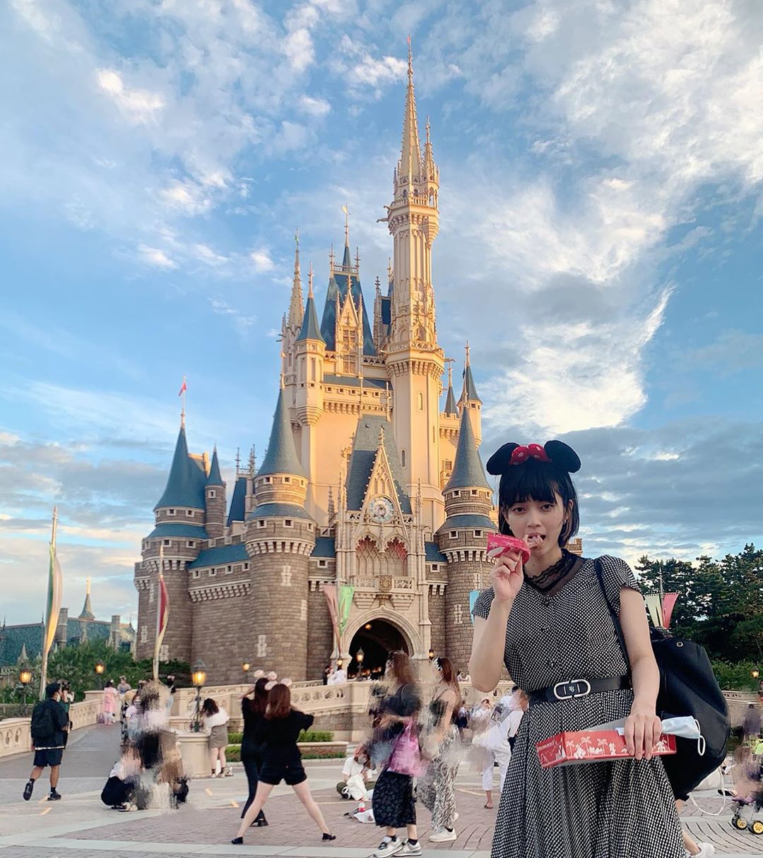 田中真琴 お気に入りは2枚目以降 シンデレラ城と綺麗に写れるとこ ディズニーのチキンめちゃくちゃ好きで 1人で1本ぺろり 夕日が綺麗で写真も撮りたいけ Moe Zine 田中真琴 お気に入りは2枚目以降 シンデレラ城と綺麗に写れるとこ ディズニーのチキンめちゃくちゃ好きで 1人で1本ぺろり 夕日が綺麗で写真も撮りたいけ Moe Zine