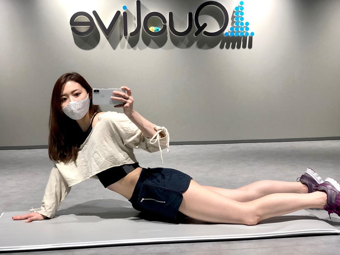 松下侑衣花 昨日投稿したトレーニング動画 あんな風に筋肉をたくさんいじめた後は ストレッチを必ずして筋肉を伸ばしてクールダウンをします うつ伏せに寝てから上半身をグーッと Moe Zine