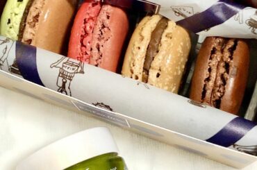 「事務所所属おめでとう」と、マナミさんからプレゼントをいただきました

「コスメはもういっぱい持ってるだろうから...」と、ジャンポール・エヴ...