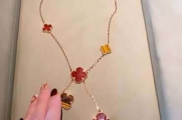 Happy Anniversary
With adorable earring and necklace.
@vancleefarpels 
-
#annive...