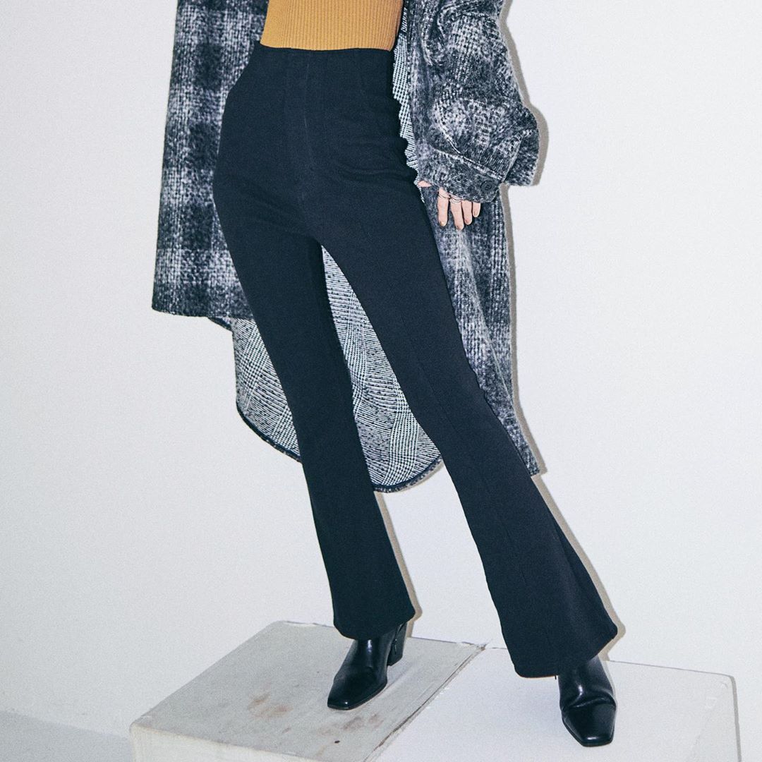 今野由起子 ワンピースに続いてこちらのフレアパンツをピックアップしていきますー 子のフレアパンツは元々 Emoda Official さんで以前発売 Moe Zine
