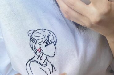 自分で自分を描いて
自分で縫いました𓂃◌𓂂 𓅿⑅
世界に一つだけのTシャツ

#刺繍#線画#自画像#お団子#白T#白tコーデ#線画イラスト#刺繍tシャツ...