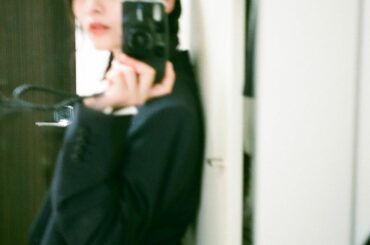 テーマは写真部
か、新聞部。

フィルムカメラでどれだけ撮れるかなぁと挑んだ
今月のセルフプロデュース生写真のワンポーズ。
コンパクトカメラに...