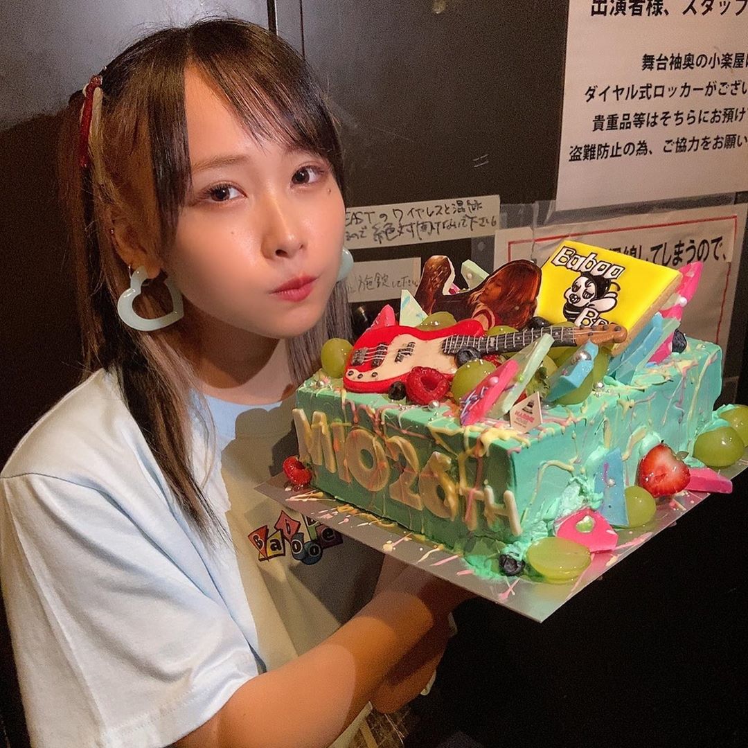 増井みお 今年はコロナの関係で火がつけられなかったので エアーふぅーでした 可愛いケーキありがとう 全部食べたら1万カロリーくらいありそうだった おいしかったあ Moe Zine 増井みお 今年はコロナの関係で火がつけられなかったので エアーふぅーでした 可愛いケーキありがとう 全部食べたら1万カロリーくらいありそうだった おいしかったあ Moe Zine