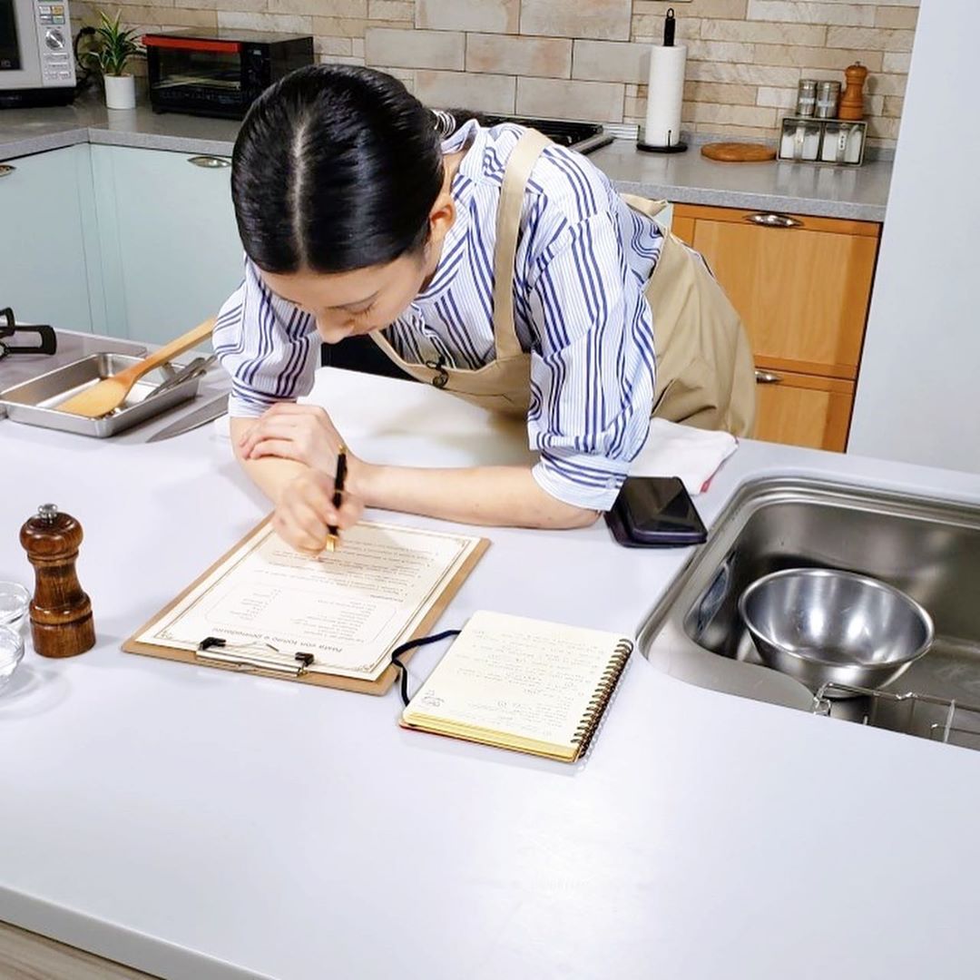 渡辺早織 今夜のnhk Eテレ 旅するためのイタリア語 から ミニコーナー In Cucina Con Saori が始まります ぺらりと渡された1枚のレシピは Moe Zine 渡辺早織 今夜のnhk Eテレ 旅するためのイタリア語 から ミニコーナー In Cucina Con Saori が始まります ぺらりと渡された1枚のレシピは Moe Zine
