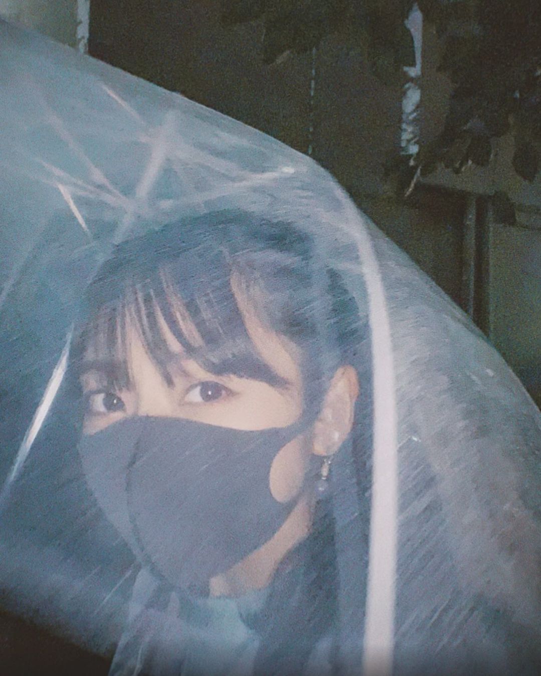 松井咲子 久々ですが元気です そこはかとなく漂う 彼女感 フィルムカメラで撮った写真を使うタイプの恋愛ソングのmv 雨の日の帰り道 このあとにケンカのシーン Moe Zine
