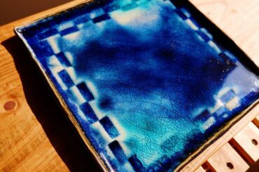 友人たちにこのお皿どこの！？﻿
とよく聞かれるこの方。﻿
﻿
実は自分で作った手作りのお皿なのデス﻿
﻿
﻿
土から形成した陶器に、﻿
ガラスを流し込ん...