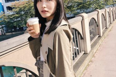 今日は久しぶりに家族でお出かけ

フードホールでご飯を食べて
帰り道にチャイを飲みながらのショット。

秋といっても川沿いの道は日差しがとても強...