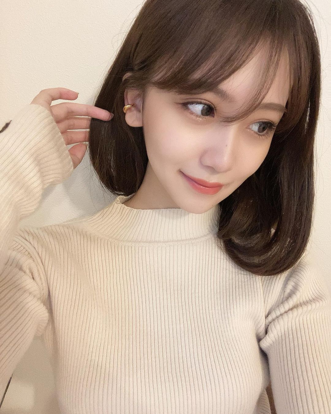 小嶋真子 今季はニットとイヤカフの組み合わせが大人可愛くてスキ 髪はボブ風です このくらいバッサリ切ってみたいけど なかなか勇気が出ず Moe Zine