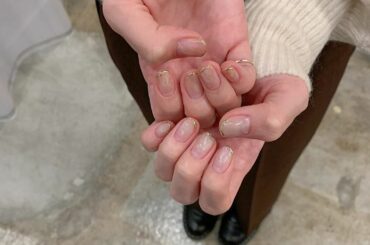 #newnail 

@chipieee_ebisu さんで秋ネイル。
今回もニュアンスネイルにしました

指先だけ前回と同じミラーにして
左手はグレーベース、...
