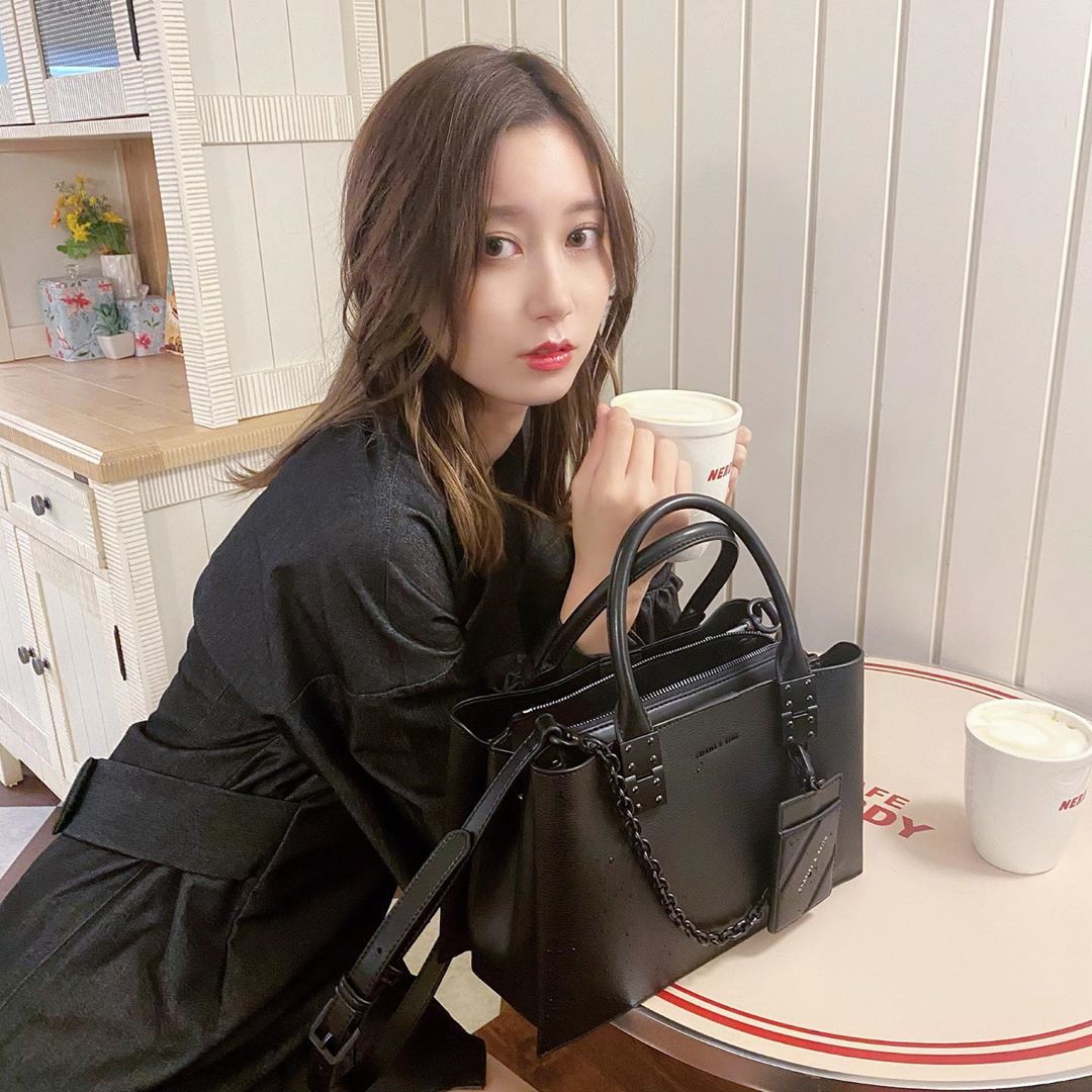 今野由起子 全くハロウィン感ない 友達と Nerdy Officialjapan カフェに行ったよ ワンピースは Emoda Official でかばんは Cha Moe Zine