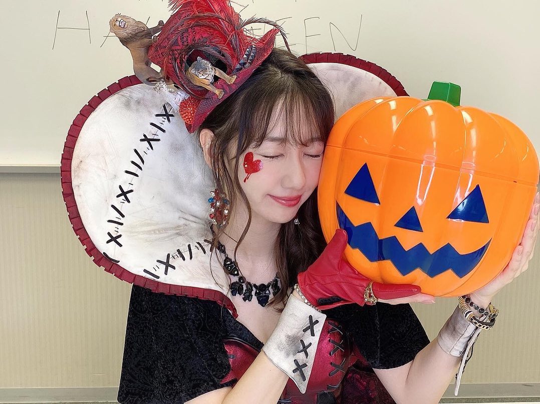 柏木由紀 Happy Halloween ハロウィンといえばこの衣装 ハロウィン ナイト という曲の衣装で テーマは 猛獣使いの女王 です 皆さまにとっ Moe Zine