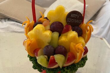 撮影現場でまさかのお誕生日またまた祝っていただいちゃいました、、　フルーツの花束て！！
なんて粋な計らいよ！嬉しい！！
巨峰が旬でうまあ！だった...