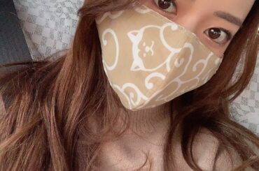 最近お洋服がベージュ、アイボリー系が多かったので秋田犬のマスクが同系色なのでトータルコーディネートした笑

マスクはやっぱりリップとかついたら落ちにくいからディ...