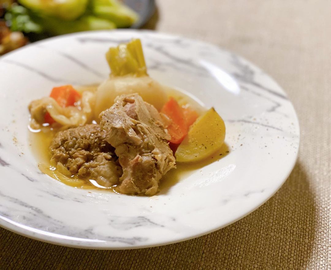 渡辺早織 かぶをまるごと煮込みたかった日のご飯 朝からコトコトしました 早織飯 豚スネ肉と蕪のスープ ロメインレタスのグリルサラダ 蟹のトマトクリームパスタ Moe Zine