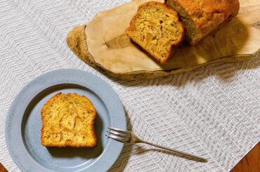 三連休いかがお過ごしですか？
先日おばあちゃんにりんごをもらったので
久しぶりにお菓子作り
パウンドケーキは焼いた次の日が
一番おいしいなぁ...